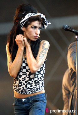 Amy Winehouse - Celebrity jsou poblznn do elenek